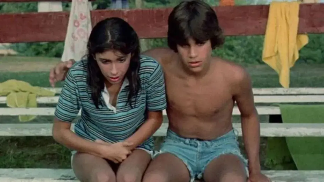 Acampamento Sinistro - O remake surpreendente que revive um clássico do terror cult e desafia convenções