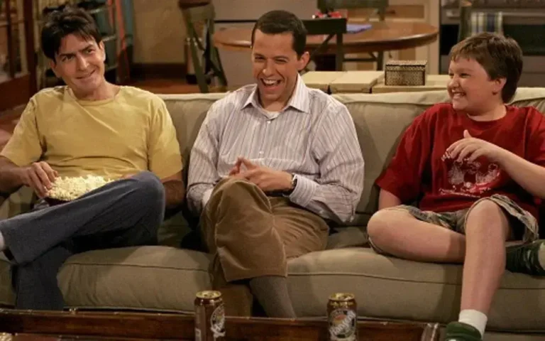 Two and a Half Men - Um detalhe sutil que conecta duas das comédias mais amadas da TV